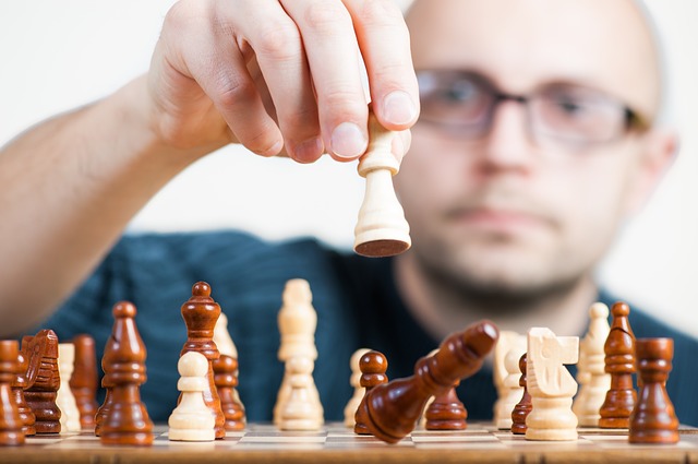 Mężczyzna podczas gry w szachy
