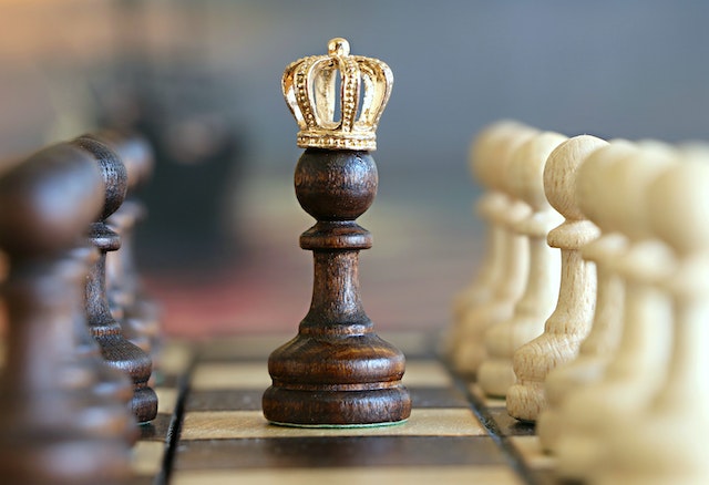 Figura króla stojąca na szachownicy