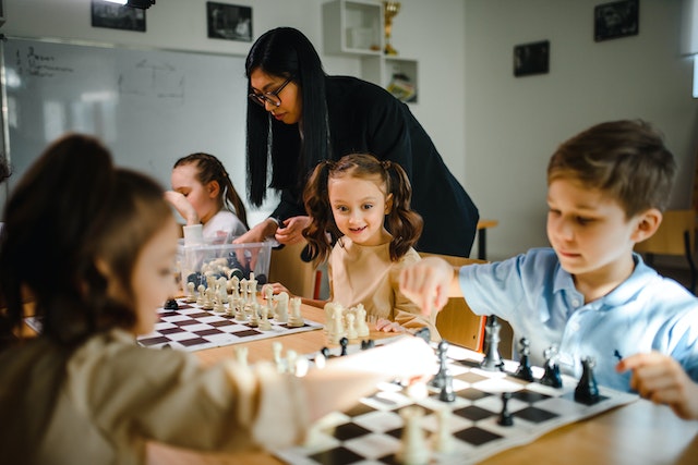 dzieci grajace w szachy