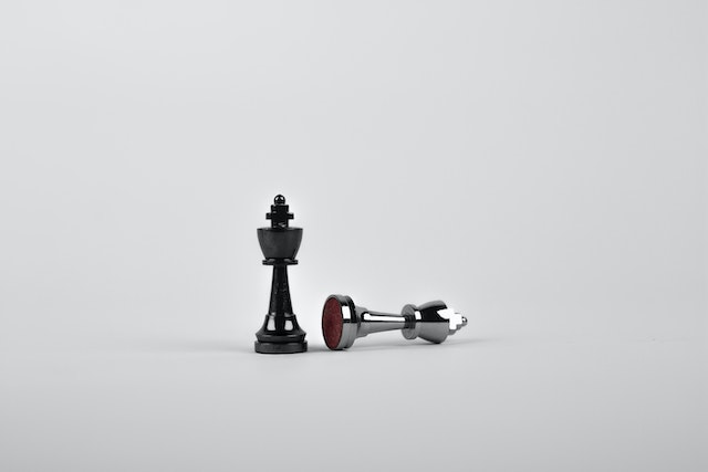 Figura króla szachowego zbita przez innego króla