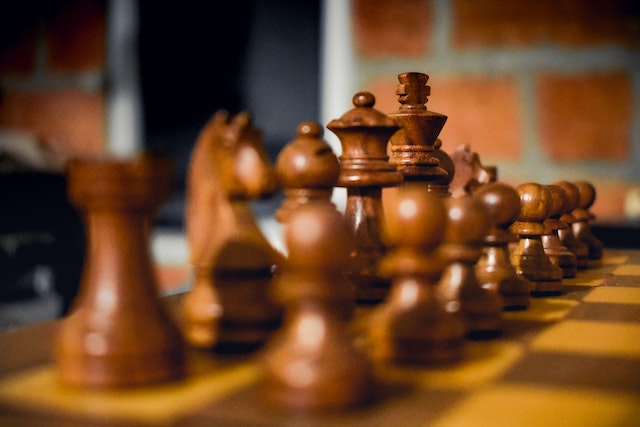 Drewniane figury szachowe