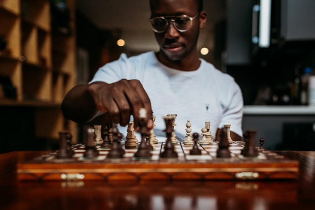 Mężczyzna gra w szachy