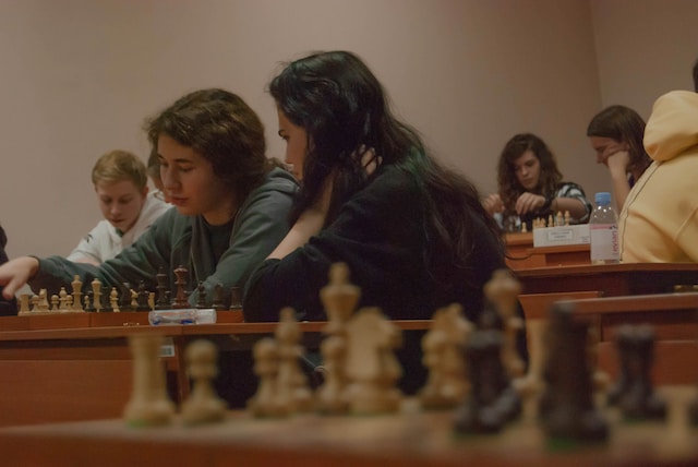 młode dziewczyny grają w szachy