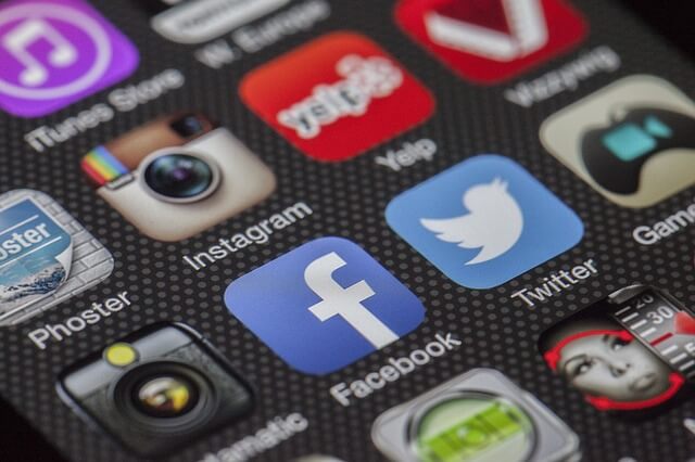 Aplikacja facebooka na smartfonie