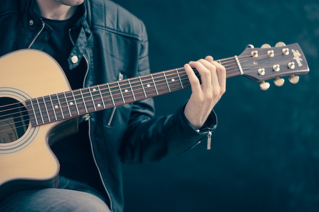 gra na gitarze