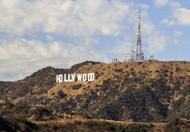 pejzaż Hollywood z napisem