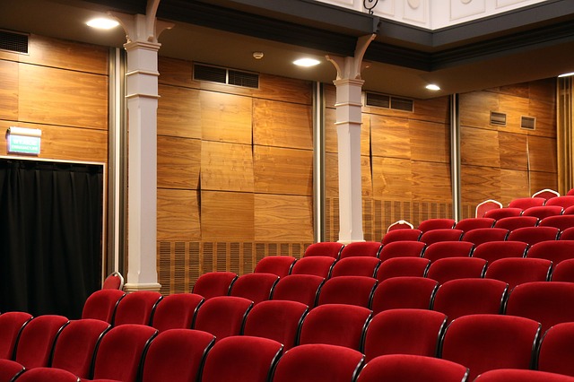 opustoszała sala kinowa