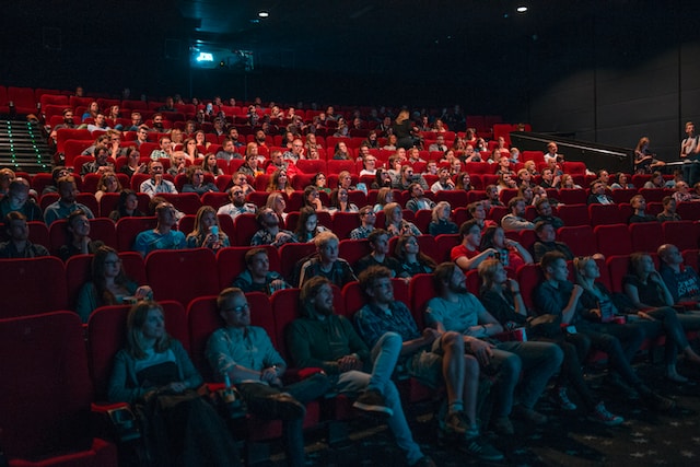Sala kinowa pełna ludzi, którzy oglądają seans