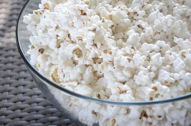 miska z popcornem
