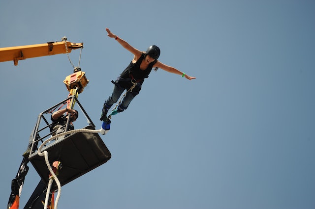 kobieta skacząca na bungee