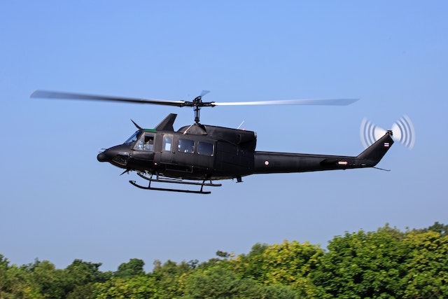 lecący czarny helikopter