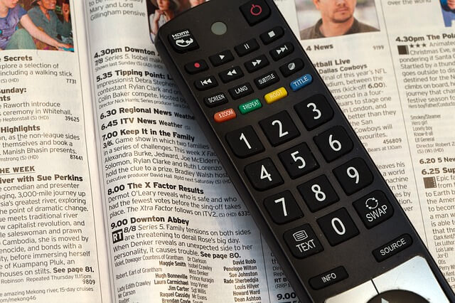Czarny pilot od telewizora z programem popularnych seriali