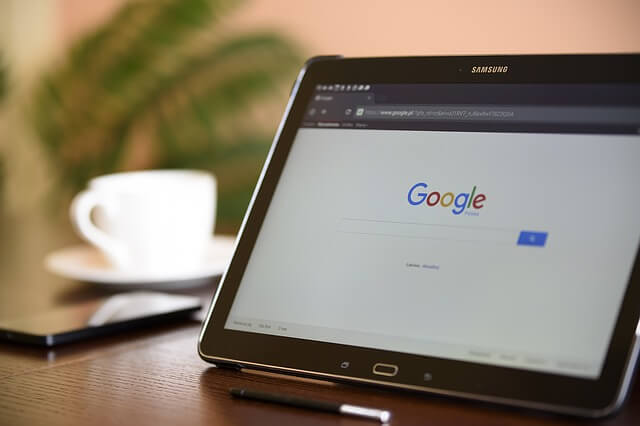 Przeglądarka internetowa na tablecie na biurku